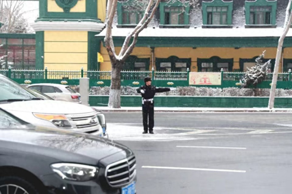 哈爾濱大霧低溫降雪出行安全提示_哈爾濱交警雪天行車指南_出行提示