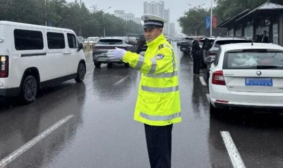 雨天駕車(chē)出行安全指南_出行提示_運(yùn)城暴雨天氣交通安全提示