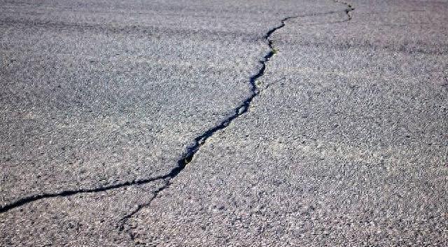 卡車司機(jī)道路磨損_美國公路路況差_路況