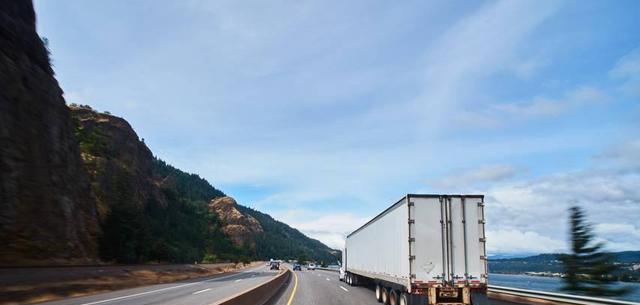 路況_美國公路路況差_卡車司機(jī)道路磨損