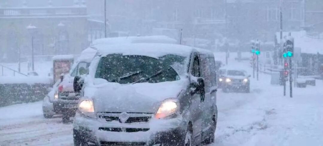 駕車出行清理車輛積雪檢查車燈剎車輪胎_駕駛過程中控制車速保持車距使用燈光謹慎轉(zhuǎn)彎_出行提示