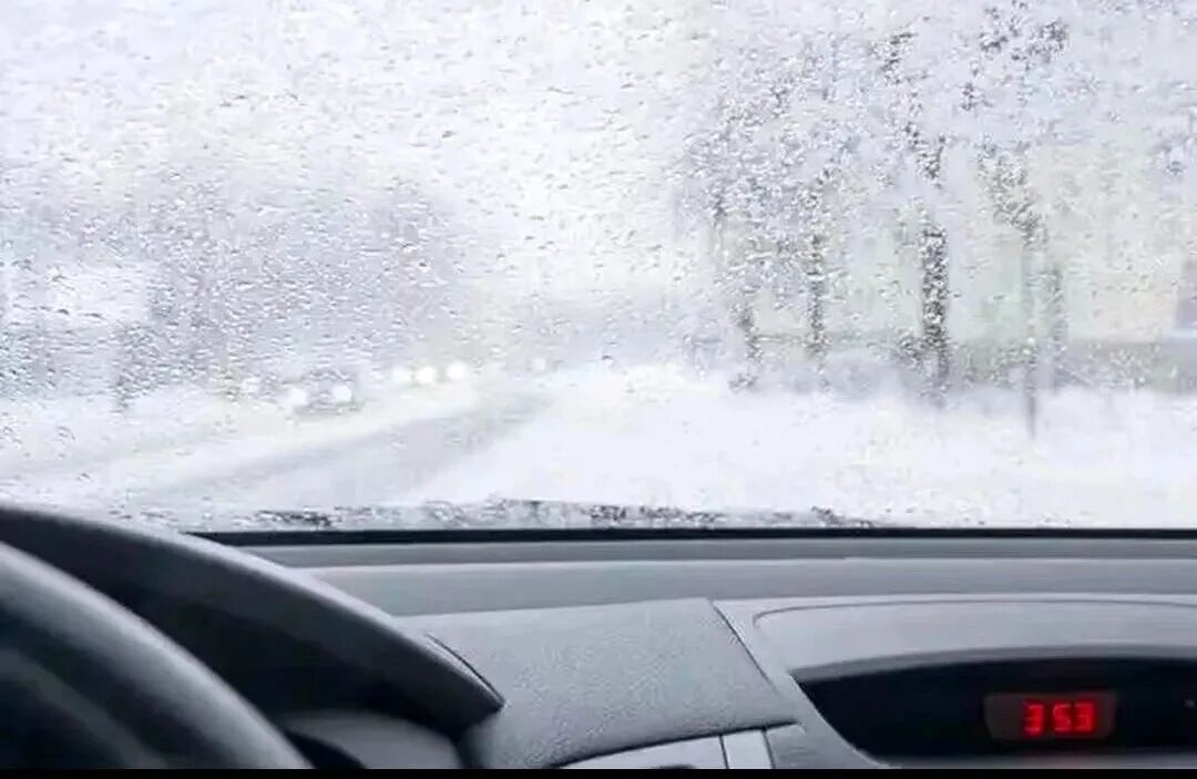 駕車出行清理車輛積雪檢查車燈剎車輪胎_出行提示_駕駛過程中控制車速保持車距使用燈光謹慎轉(zhuǎn)彎