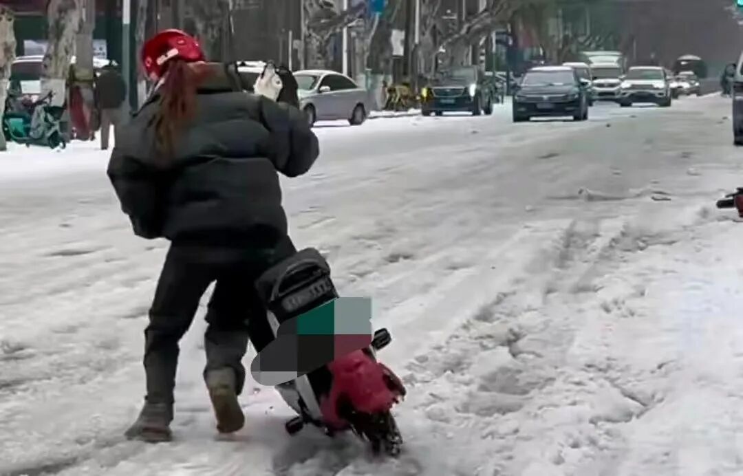 駕車出行清理車輛積雪檢查車燈剎車輪胎_駕駛過程中控制車速保持車距使用燈光謹慎轉(zhuǎn)彎_出行提示