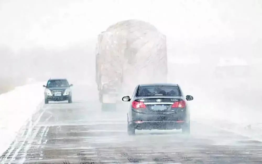 出行提示_降雪天氣開(kāi)車(chē)注意事項(xiàng)_雪地行車(chē)安全技巧