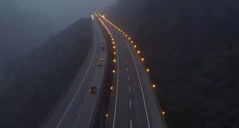 低能見(jiàn)度行車技巧_出行提示_霧天行車安全常識(shí)