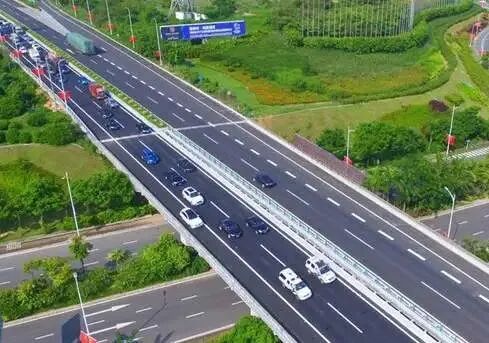 霧天行車安全常識(shí)_出行提示_低能見(jiàn)度行車技巧