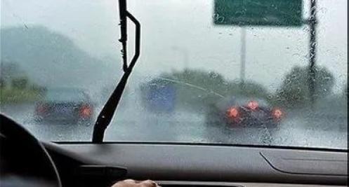 雨雪天氣駕駛技巧_雨雪天行車(chē)安全_出行提示