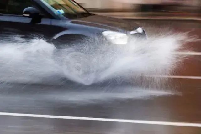 出行提示_夏季雨天行車安全技巧_夏季高溫交通安全注意事項