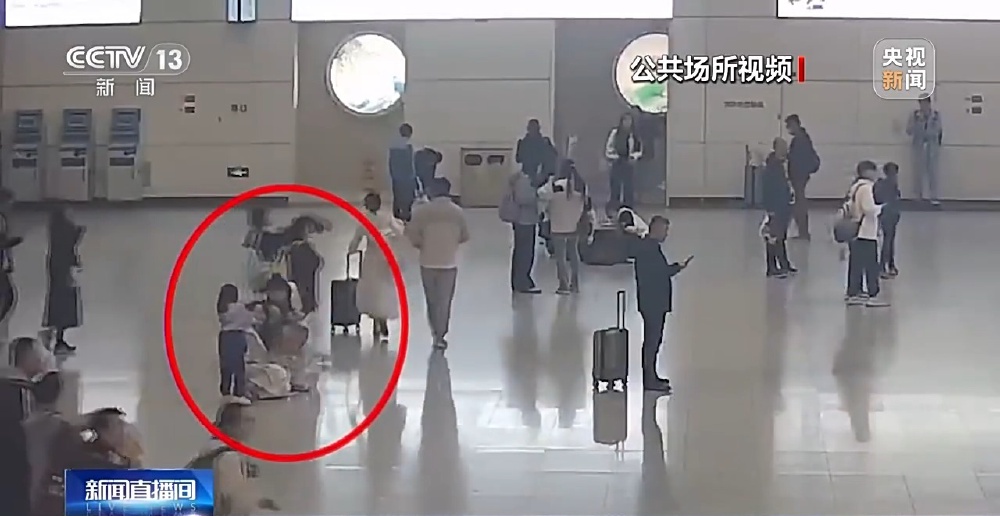 火車(chē)站突發(fā)疾病救助_鐵路公安救助暈倒旅客_出行提示